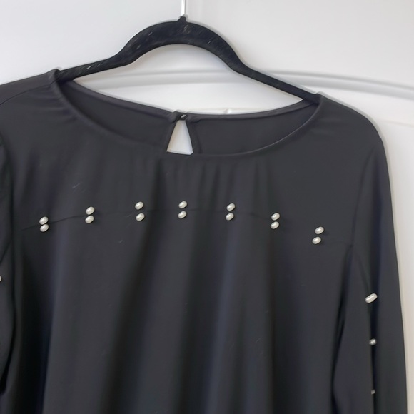 Gorgeous stretch knit top. - Picture 1 of 3